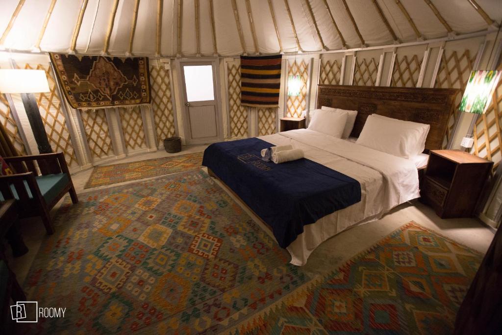 Roomy Yurts Minapin