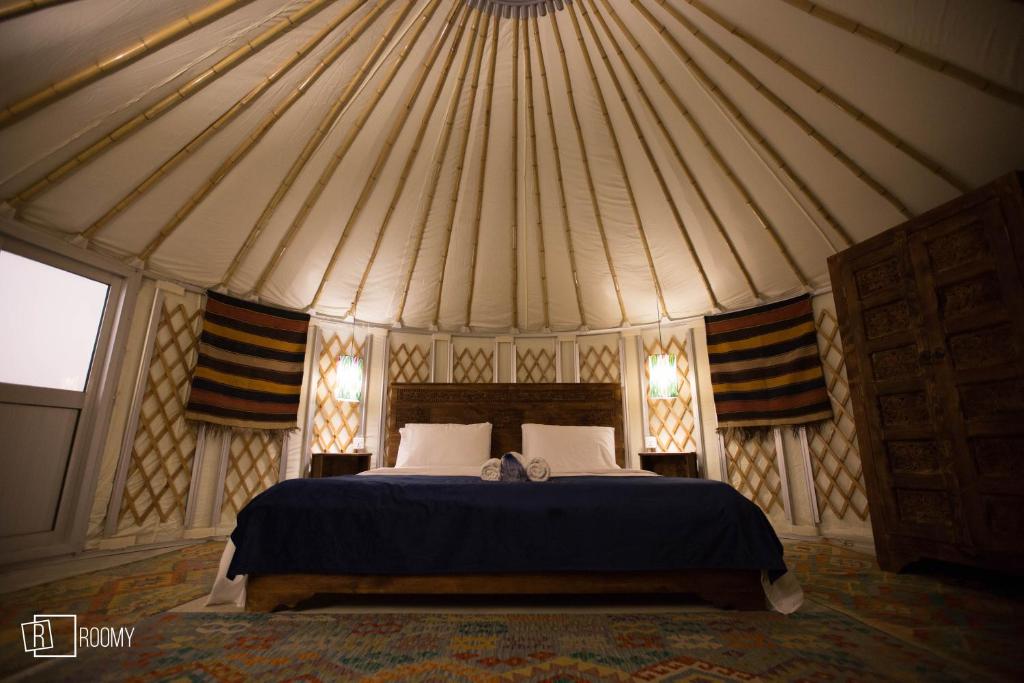 Roomy Yurts Minapin