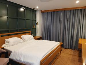 Luxurious Landing Apartments & Suites Bahria Town