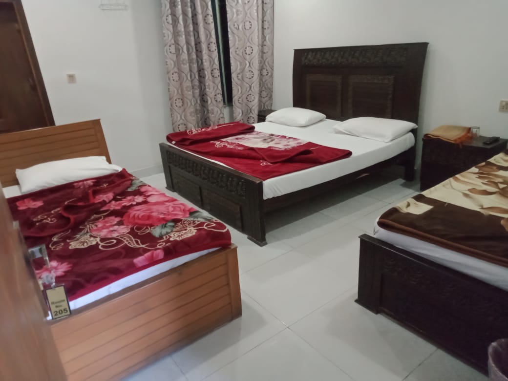 Pine View Hotel & Dera Inn Restaurant