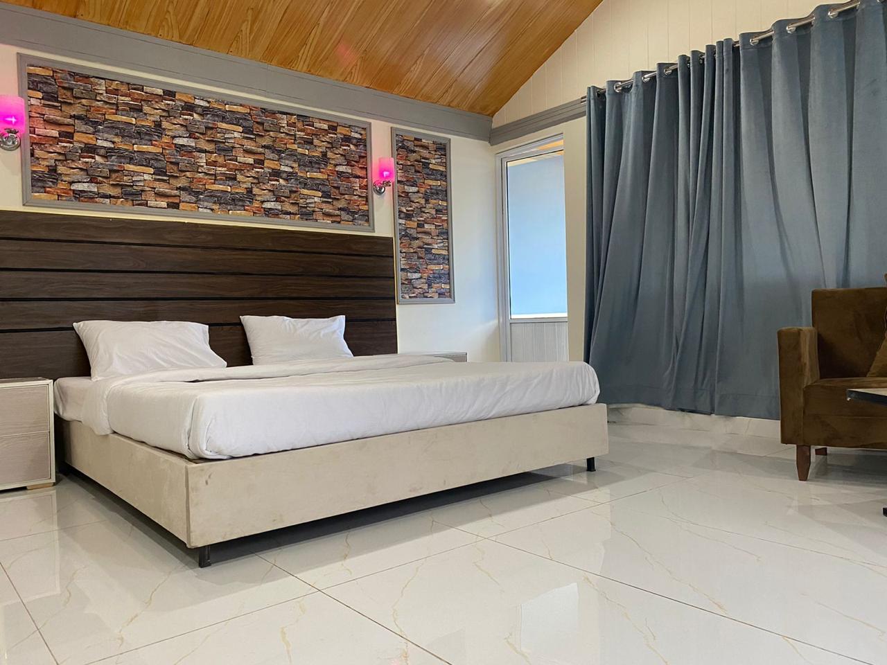 hotel pine track