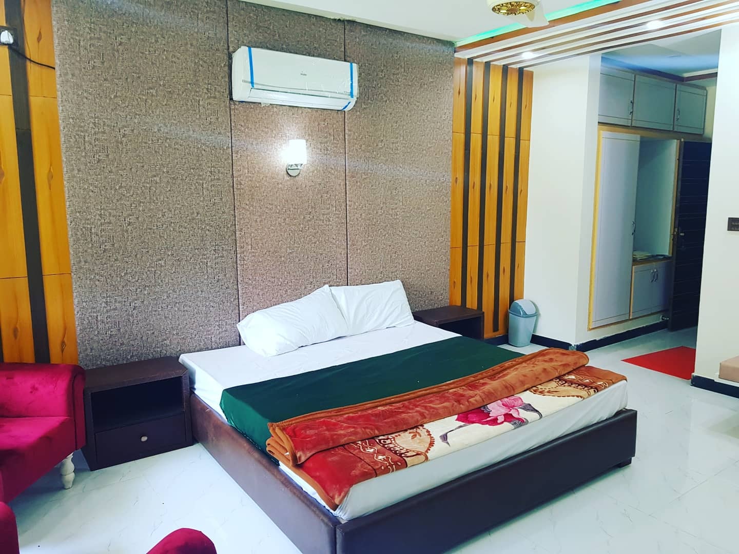 hotel pine track