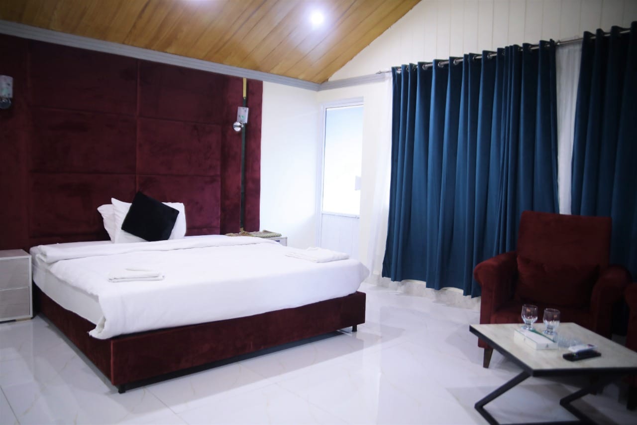 hotel pine track