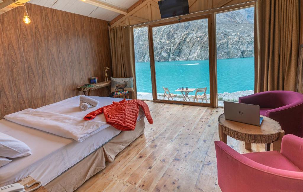 Luxus Hunza Attabad Lake Resort