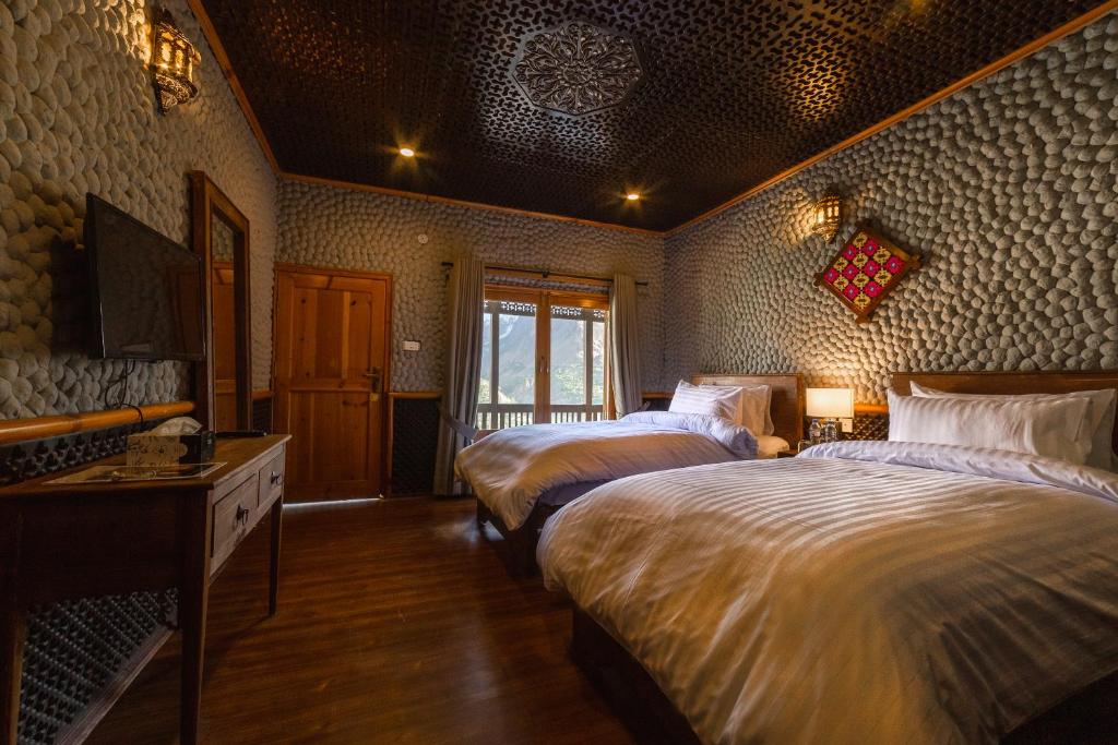Roomy Dastaan Karimabad