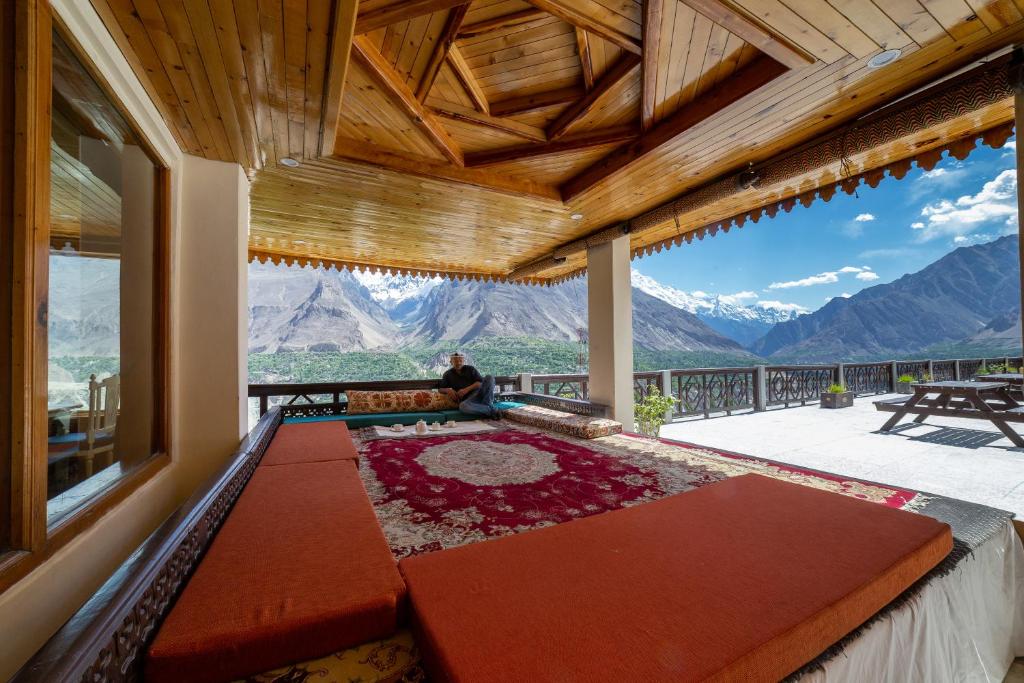 Roomy Dastaan Karimabad