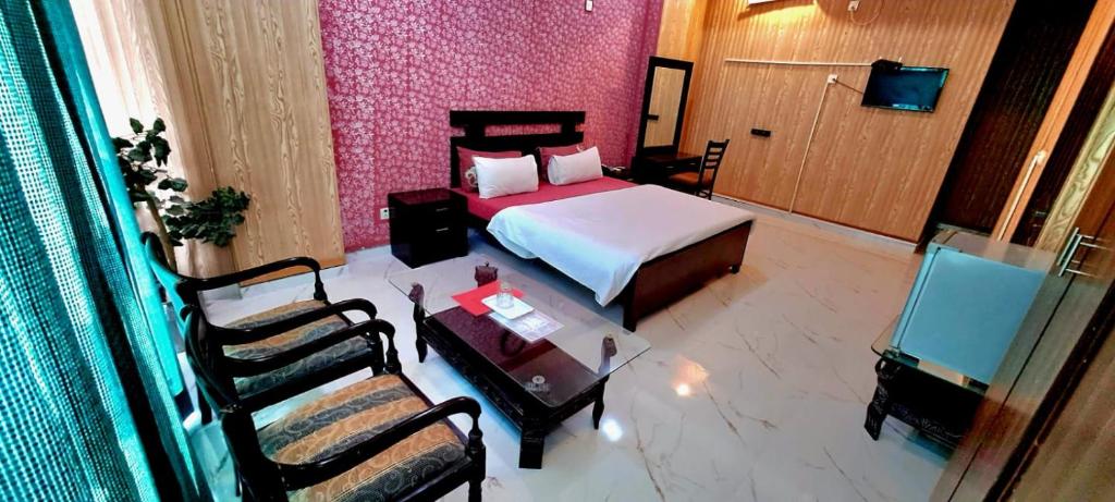 Divine Hotel DHA