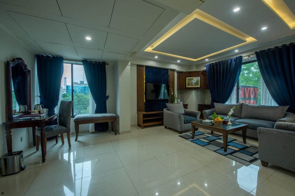 Envoy Continental Hotel