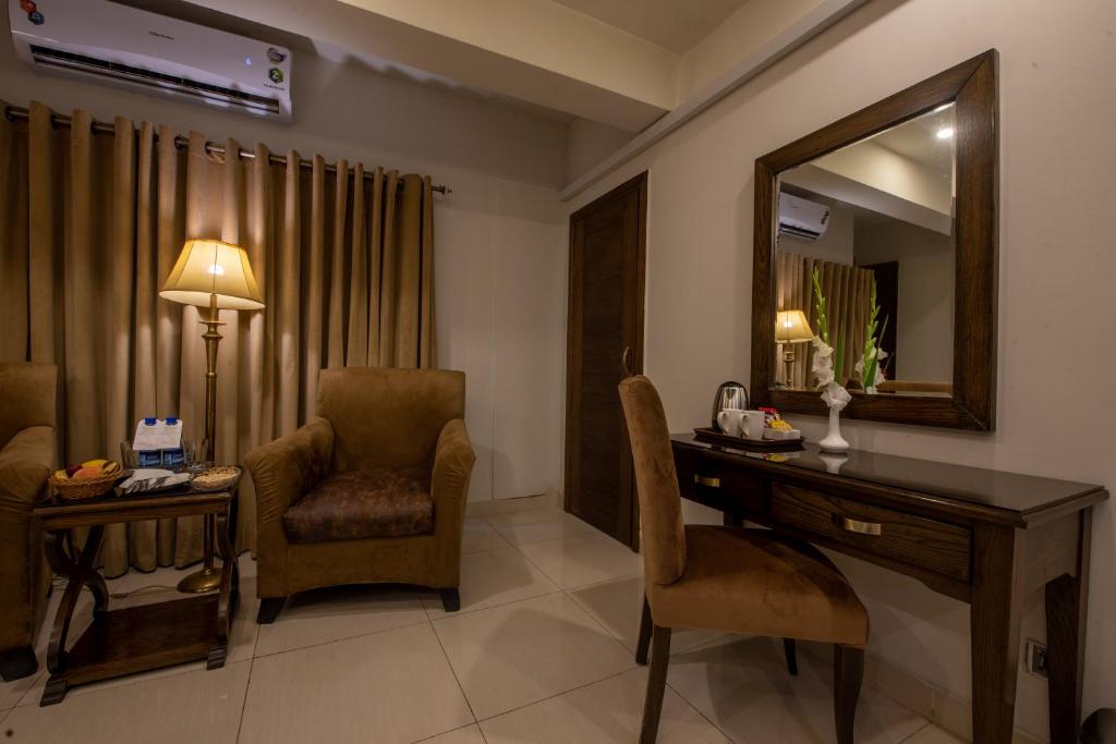 Envoy Continental Hotel
