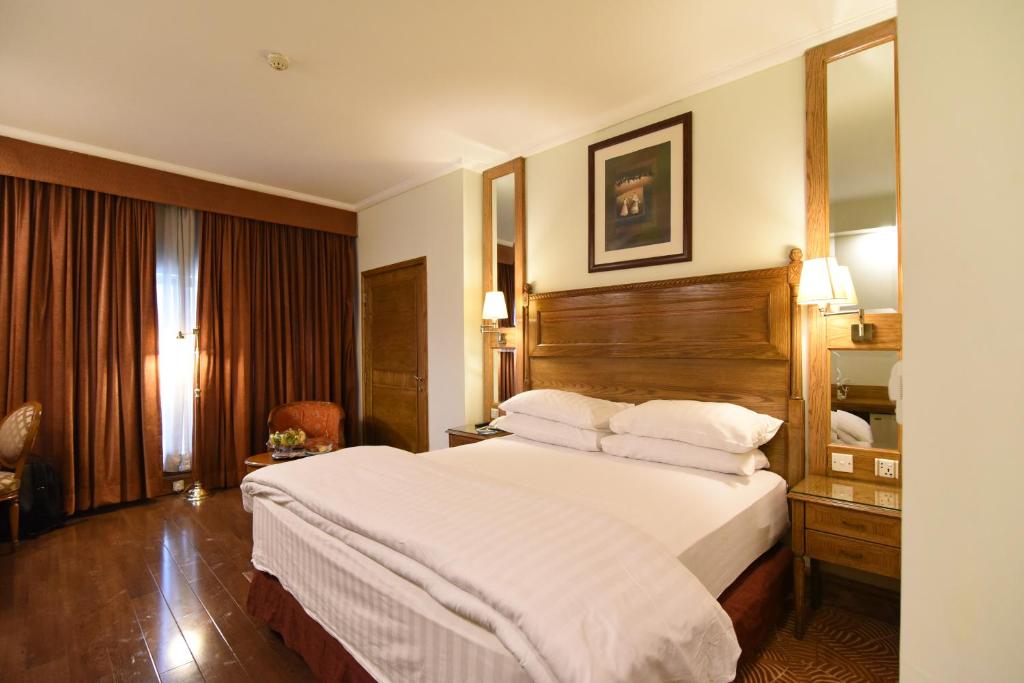 Hotel Crown Plaza