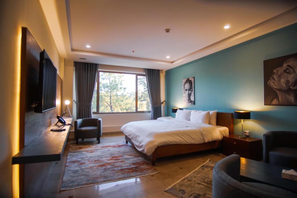 Roomy Signature Hotel