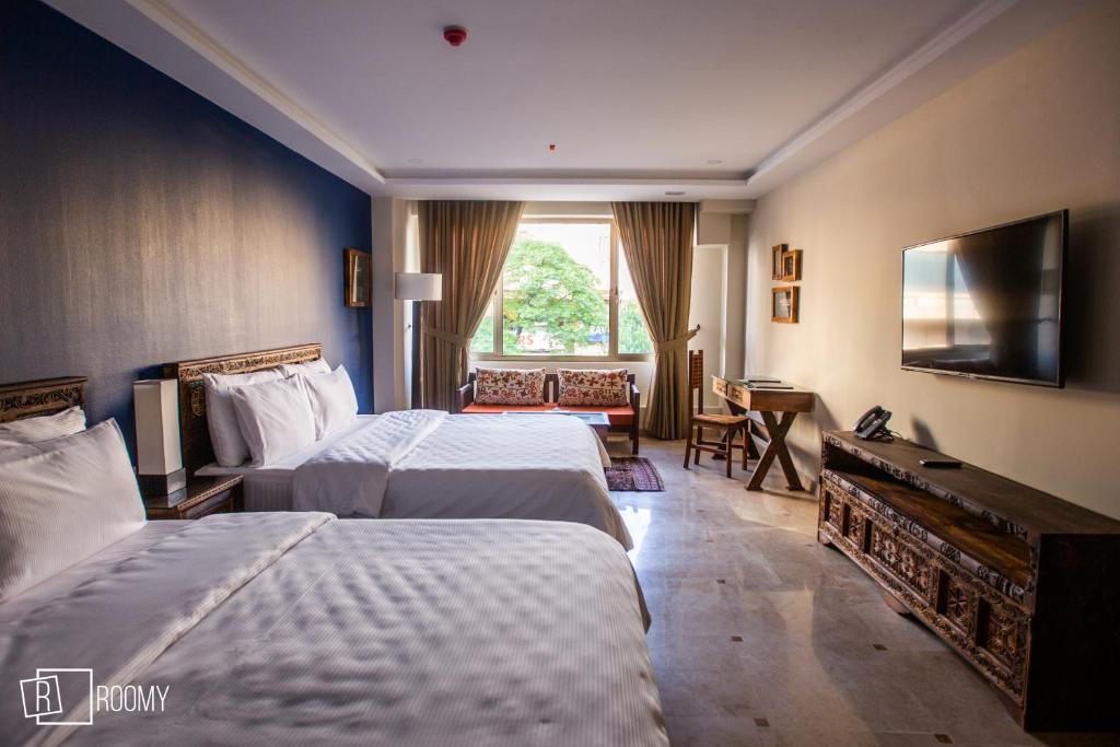 Roomy Signature Hotel