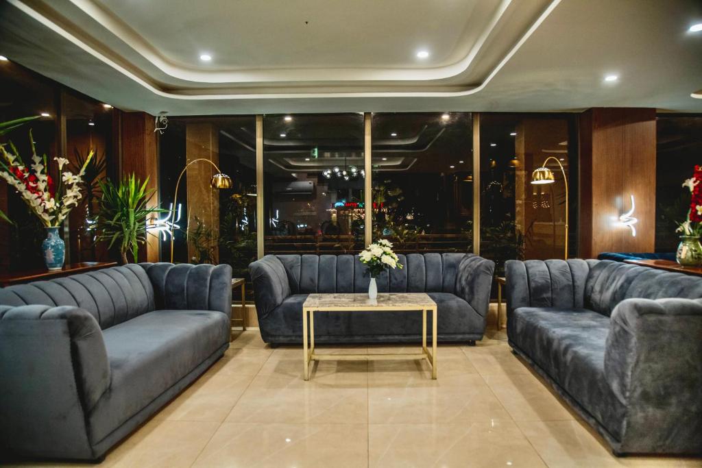 Sheltons Ambassador Hotel