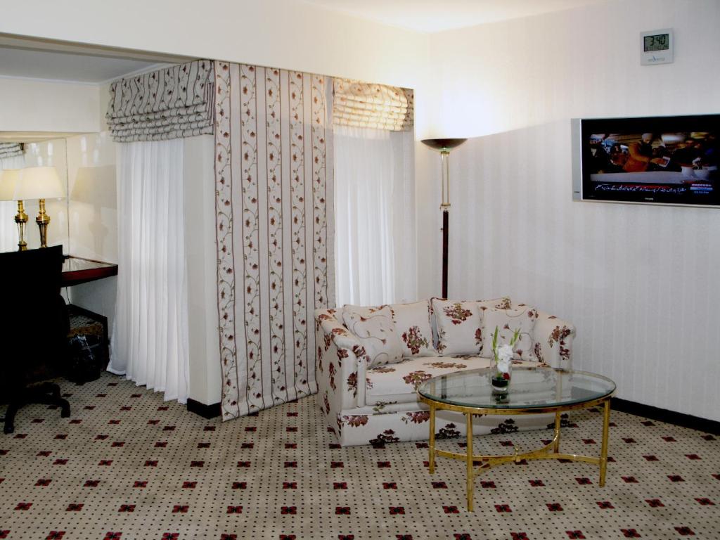 Avari Hotel