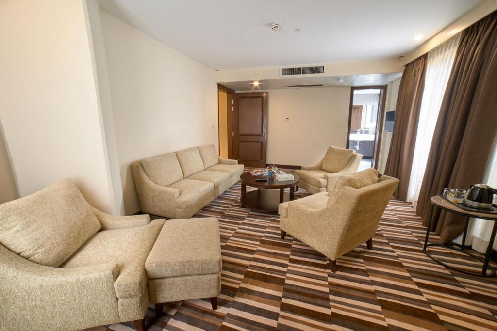 Avari Xpress Gulberg