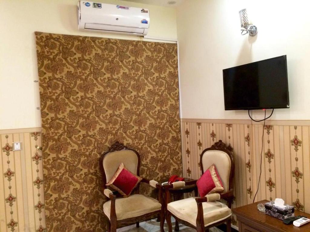 Hotel Premier Inn Johar Town
