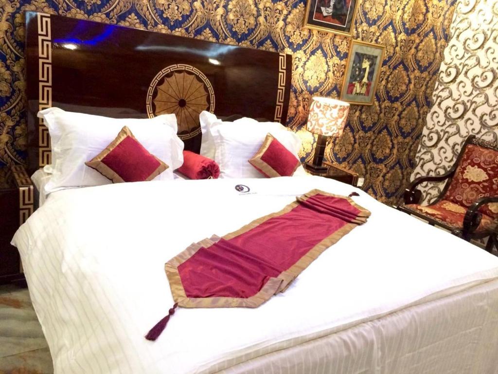 Hotel Premier Inn Johar Town