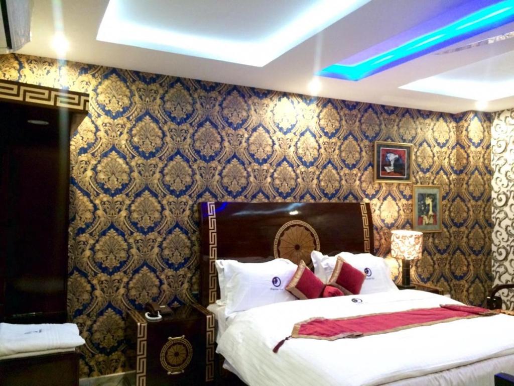 Hotel Premier Inn Johar Town