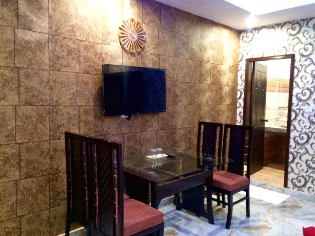 Hotel Premier Inn Johar Town