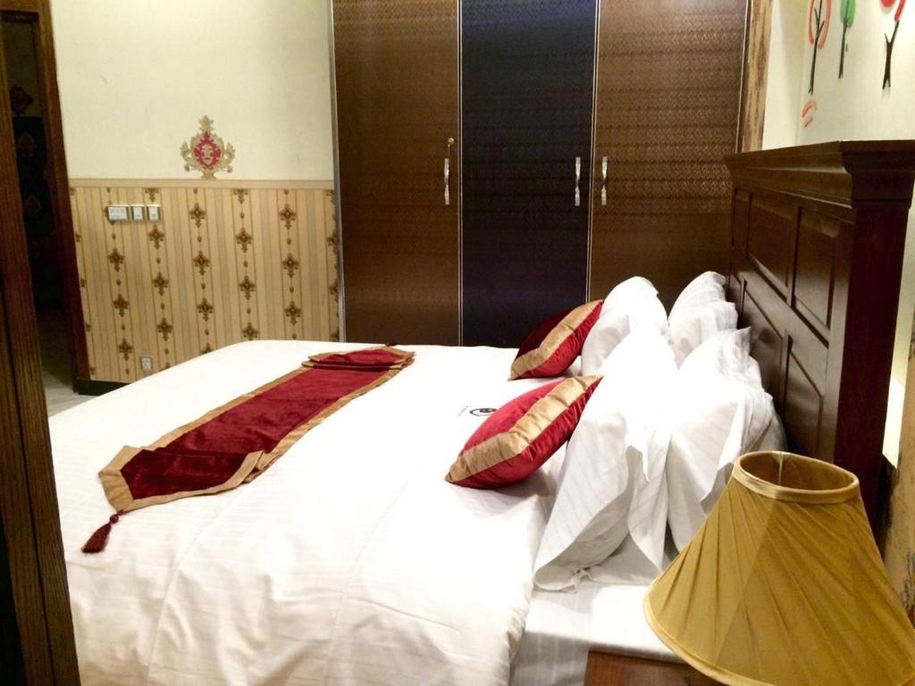 Hotel Premier Inn Johar Town