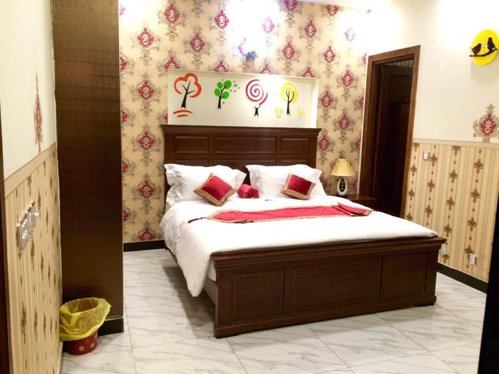 Hotel Premier Inn Johar Town