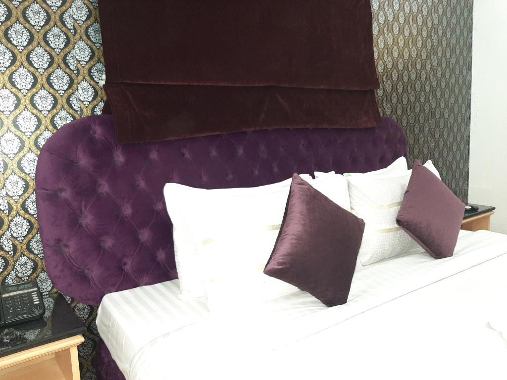 Lawrence View Hotel