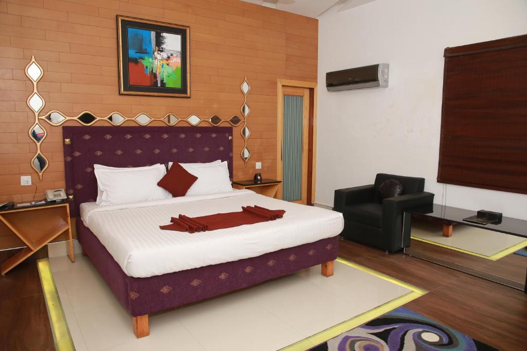 Lawrence View Hotel