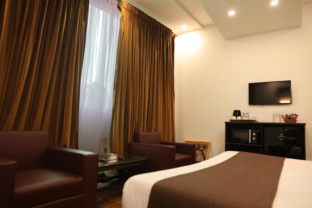 Lawrence View Hotel