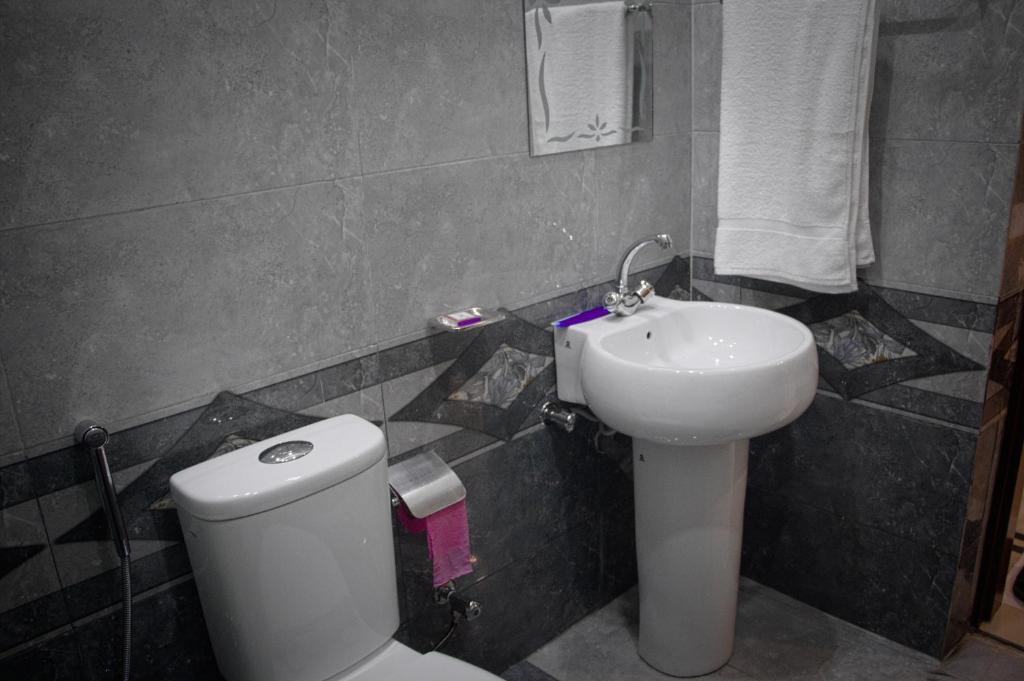 Mall View Hotel Gulberg