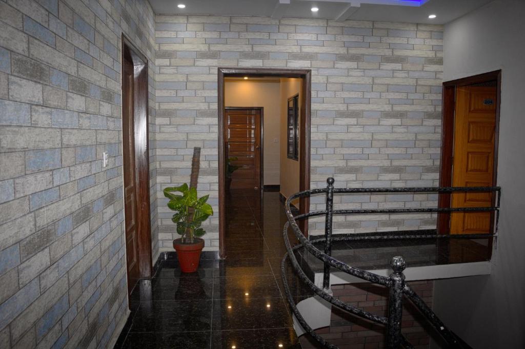 Mall View Hotel Gulberg