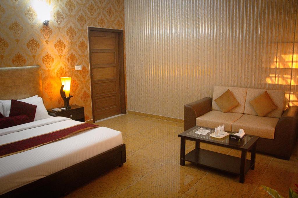 Mall View Hotel Gulberg