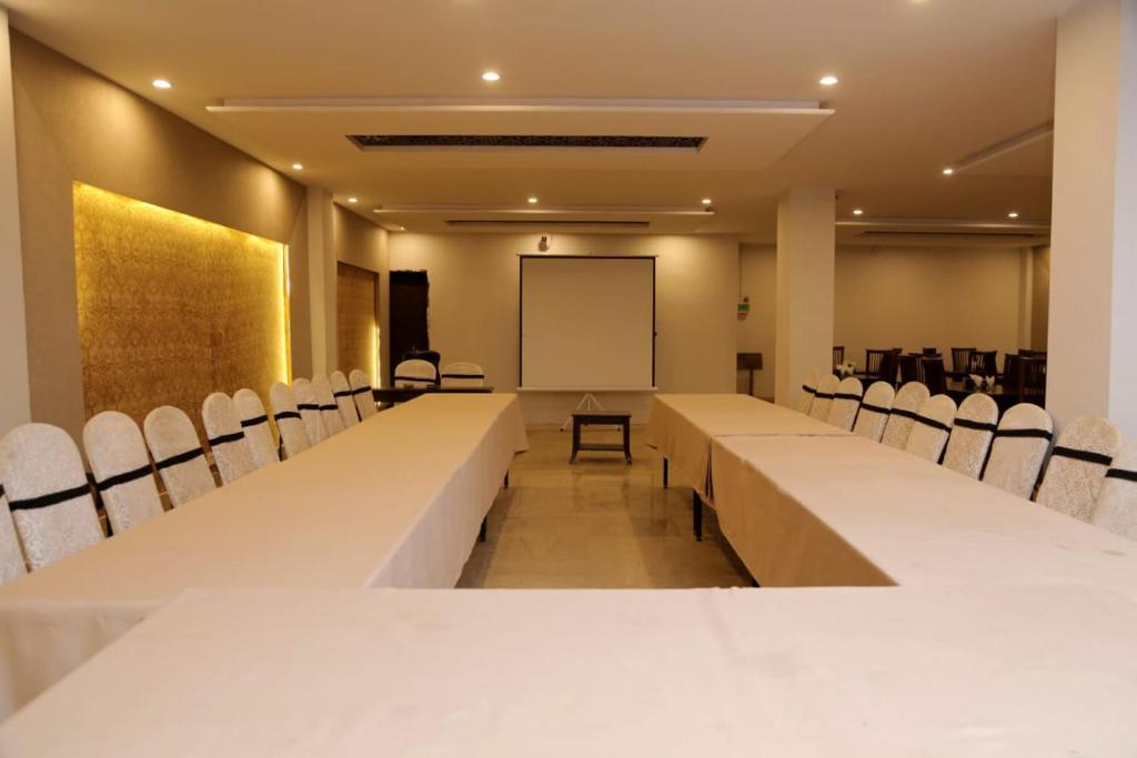 Shelton Hotel Johar Town