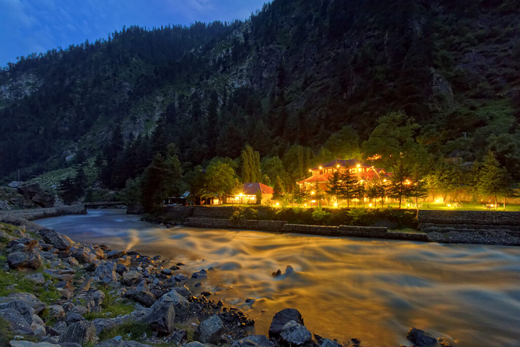 Pine Park Edge Resort Khanian