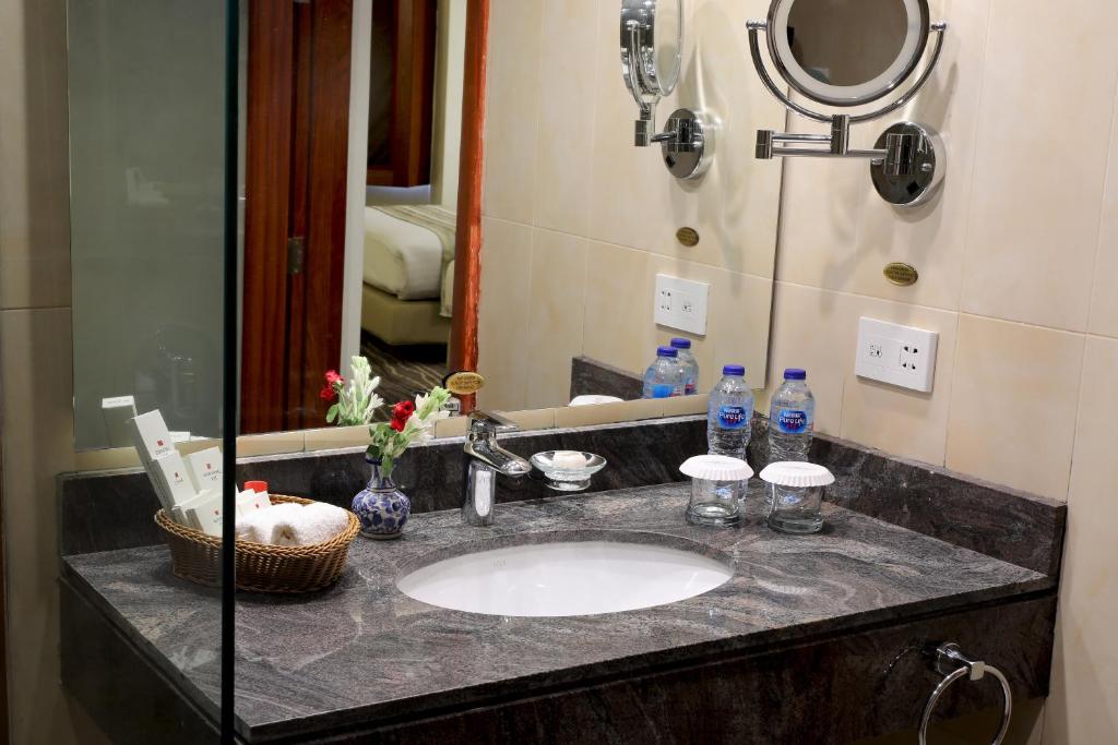 Avari Xpress Court Road