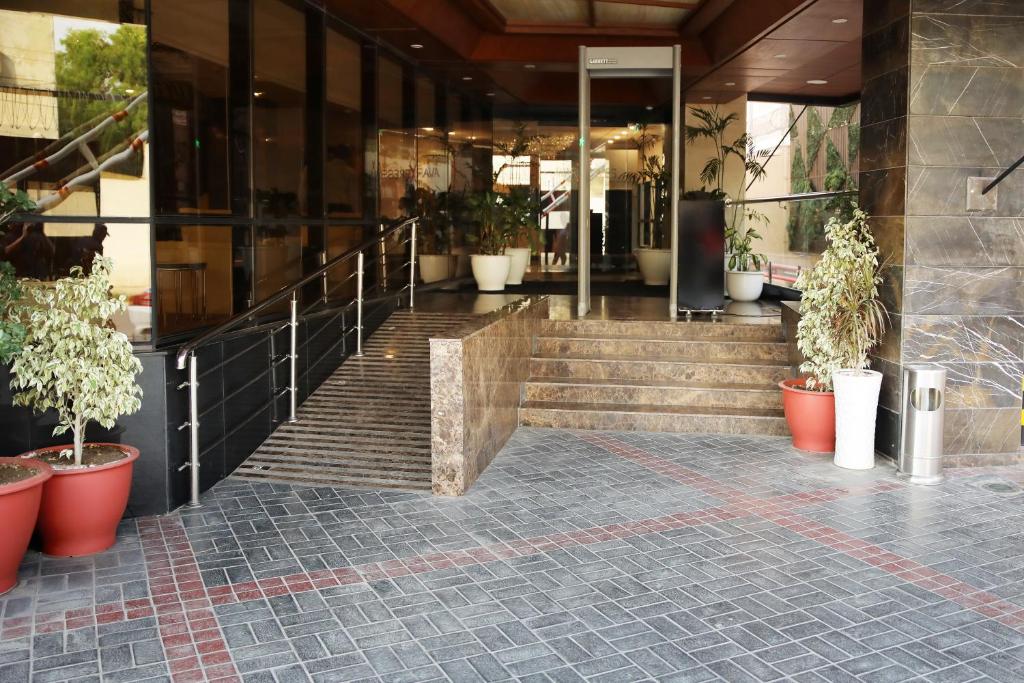 Avari Xpress Court Road
