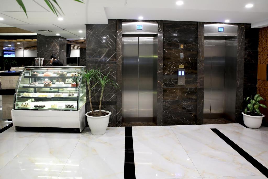Avari Xpress Court Road