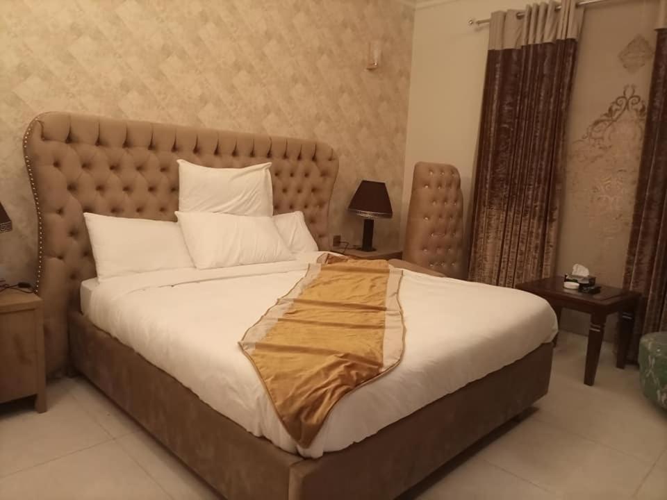 Raees Khana Hotel