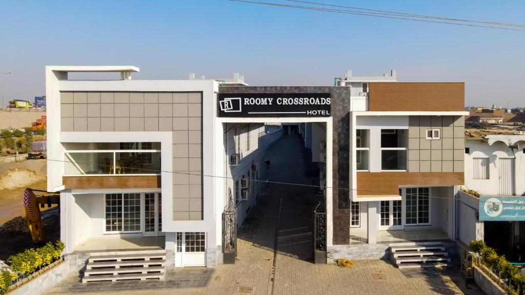 Roomy Crossroads Hotel