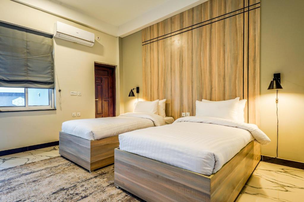 Roomy Crossroads Hotel
