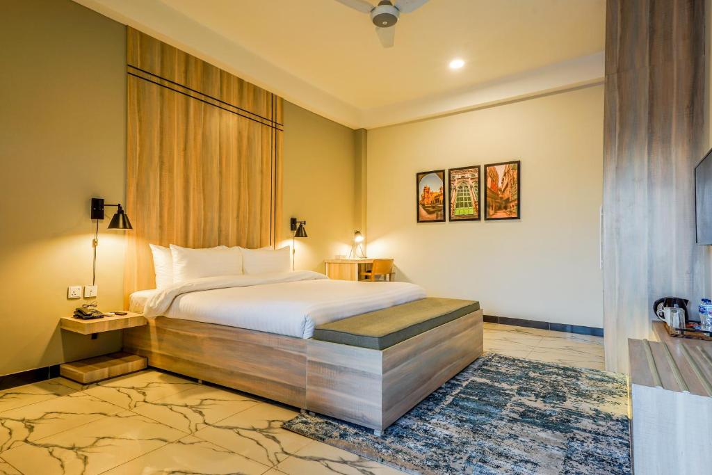 Roomy Crossroads Hotel