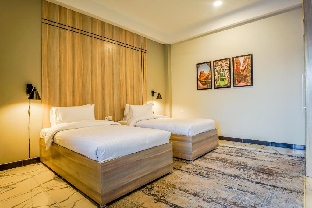 Roomy Crossroads Hotel