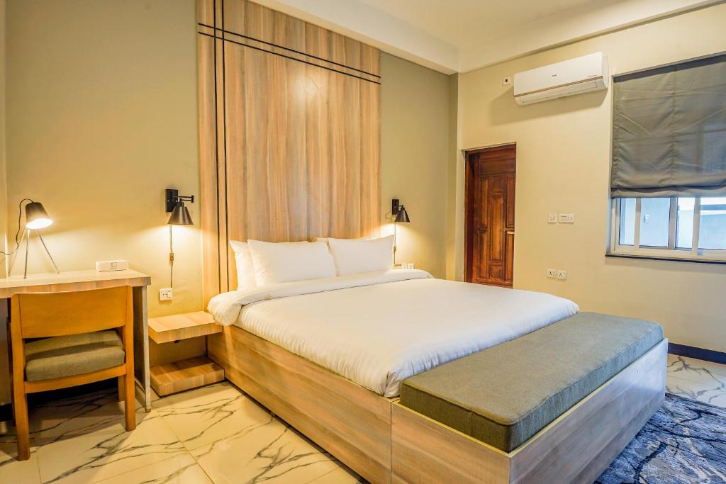 Roomy Crossroads Hotel