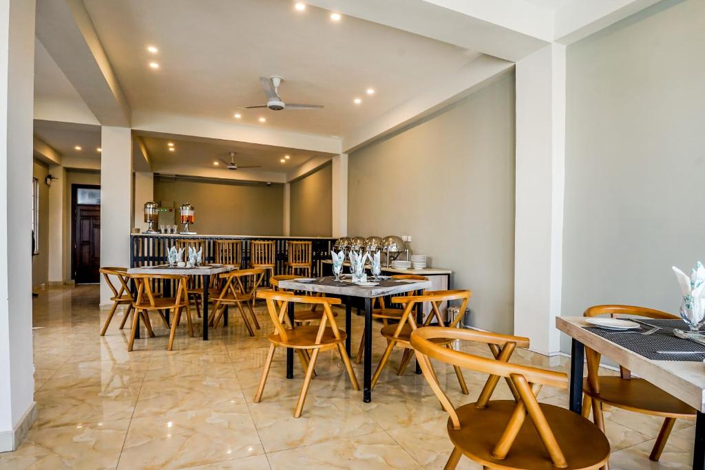 Roomy Crossroads Hotel