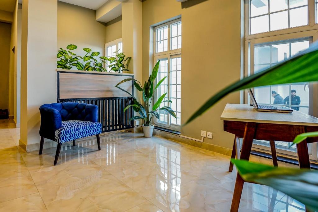 Roomy Crossroads Hotel