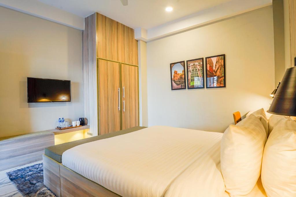 Roomy Crossroads Hotel