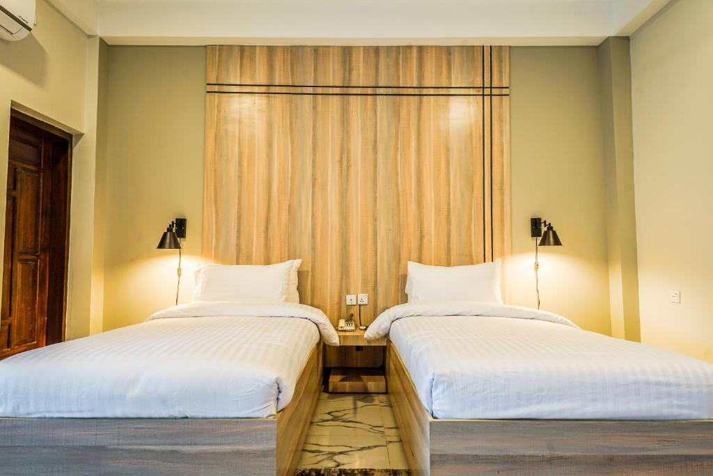 Roomy Crossroads Hotel