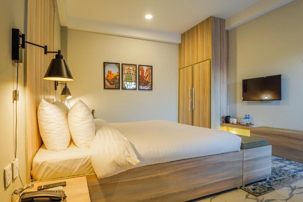Roomy Crossroads Hotel
