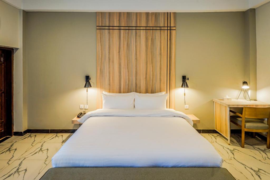 Roomy Crossroads Hotel