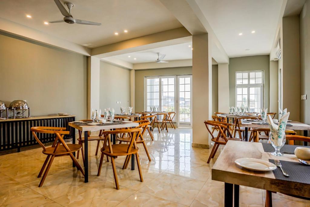 Roomy Crossroads Hotel