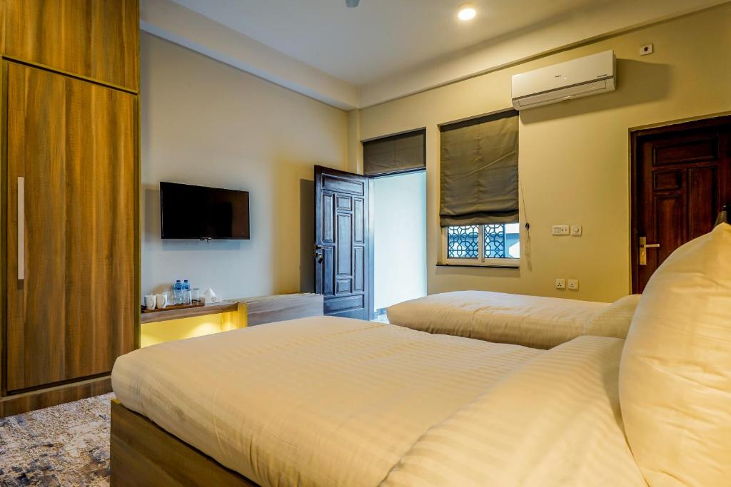 Roomy Crossroads Hotel